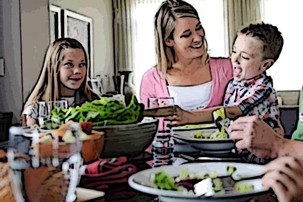 famiglia-tavola-mangiare