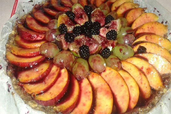 Torta cruda senza forno con frutta in una ricetta 