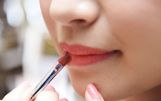 Chi utilizza molti prodotti per il corpo rischia di essere esposto a sostanze contenute in prodotti cosmetici pericolosi, ecco come proteggerci
