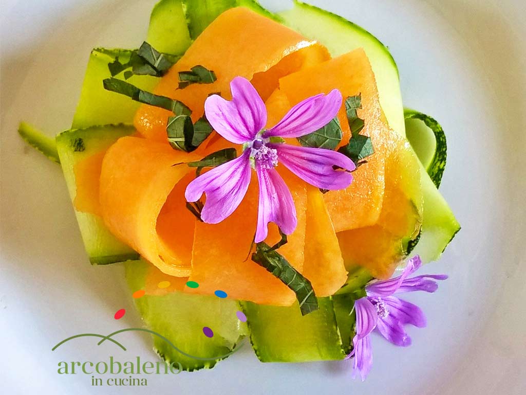 Insalata di zucchine con melone e foglie di origan