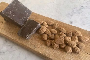 Mandorle e cioccolato per uno snack goloso e facil